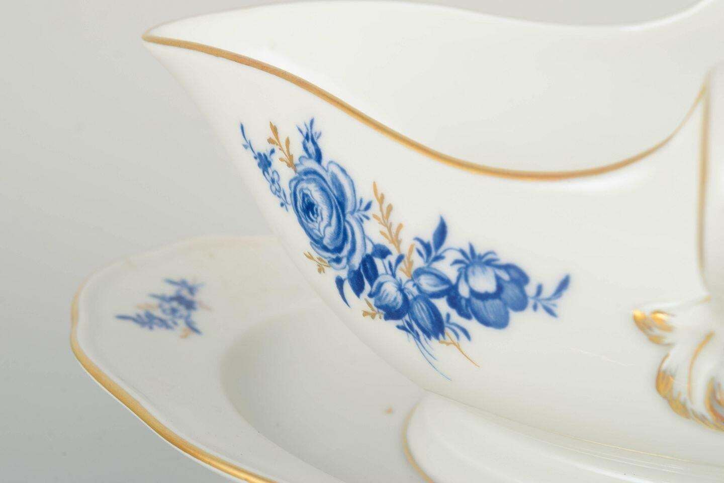 Saucière en porcelaine Meissen, motifs floraux bleus et rehauts dorés, Allemagne. photo for sale