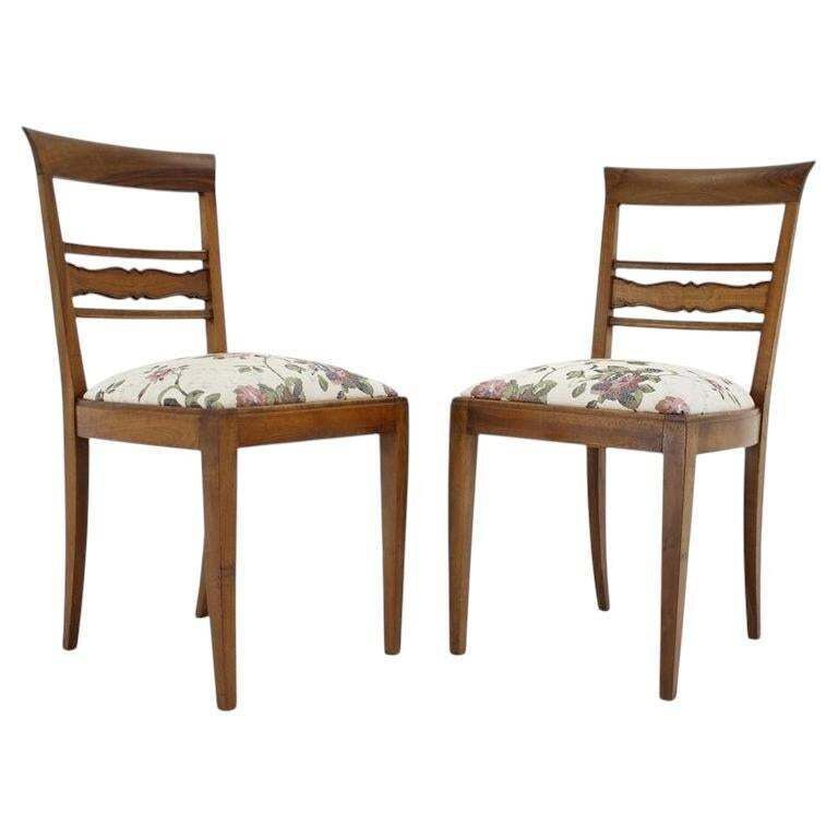 Paar Tsjechoslowaakse walnoten stoelen ca. jaren 1950, nagezien en opgeknapt, met bloemmotief bekleding photo furniture