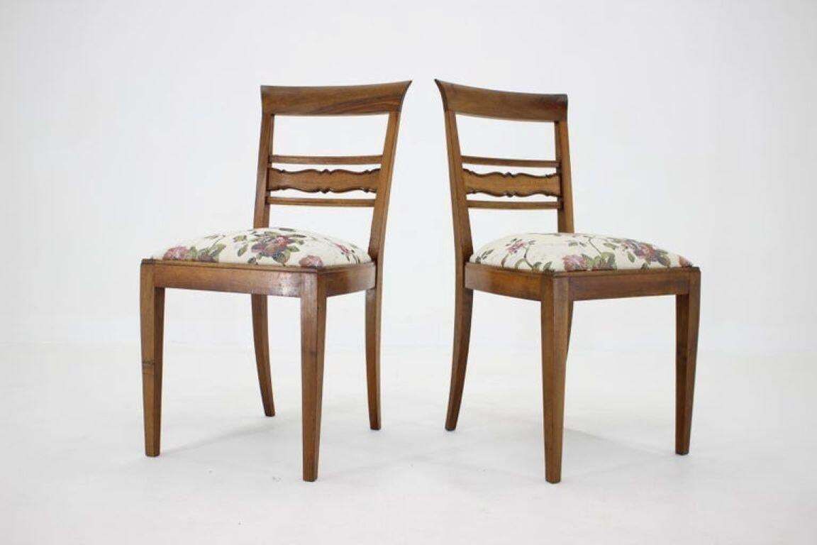 Paire de chaises d'appoint tchécoslovaques en noyer retapissées, tissu fleuri, années 1950 photo Mobilier
