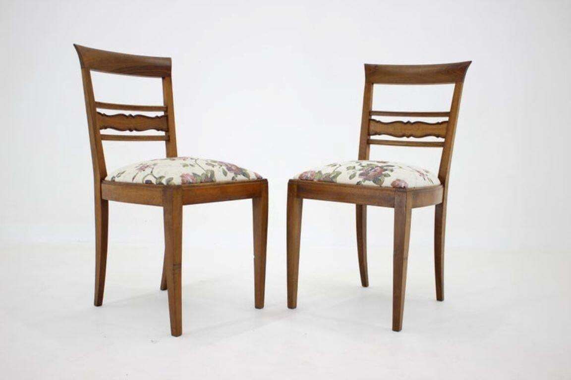 Paar Tsjechoslowaakse walnoten stoelen ca. jaren 1950, nagezien en opgeknapt, met bloemmotief bekleding photo buy