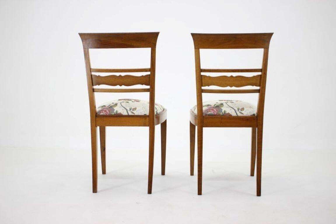 photo for sale Paar Tsjechoslowaakse walnoten stoelen ca. jaren 1950, nagezien en opgeknapt, met bloemmotief bekleding