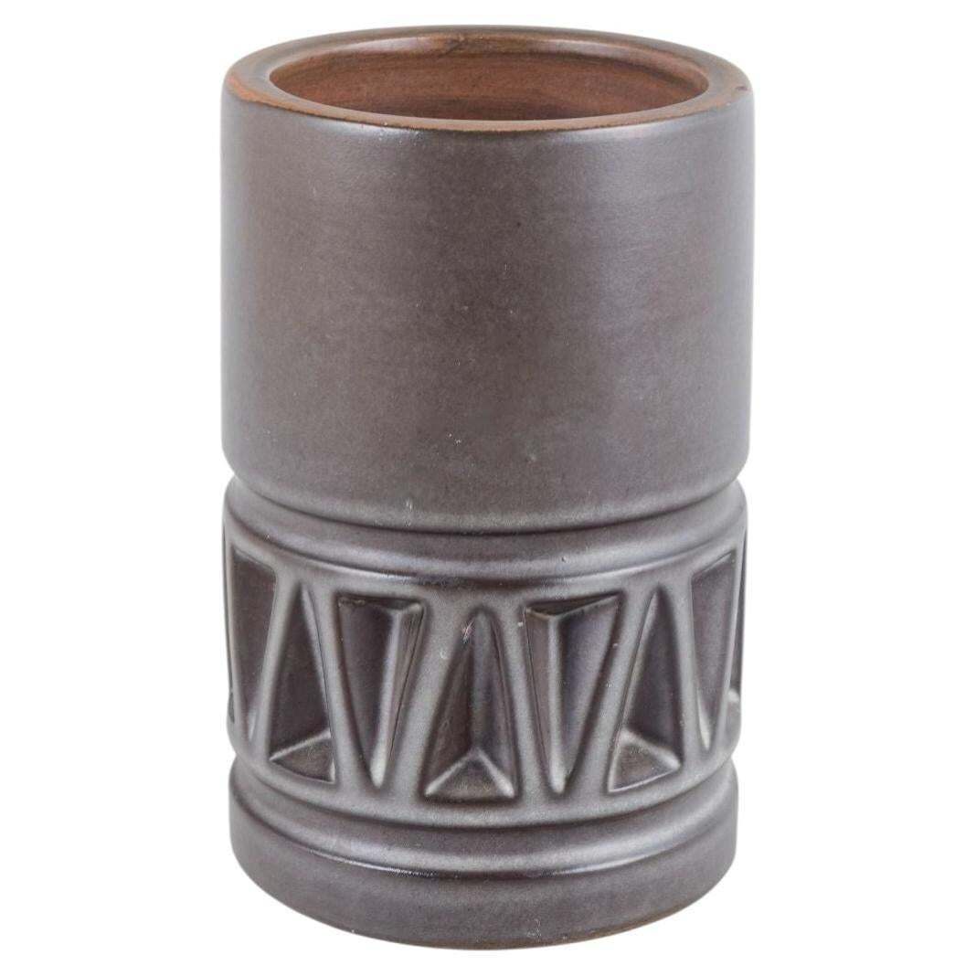 Vase en grès cylindrique Irma Yourstone, Upsala Ekeby, à décor géométrique en relief.
