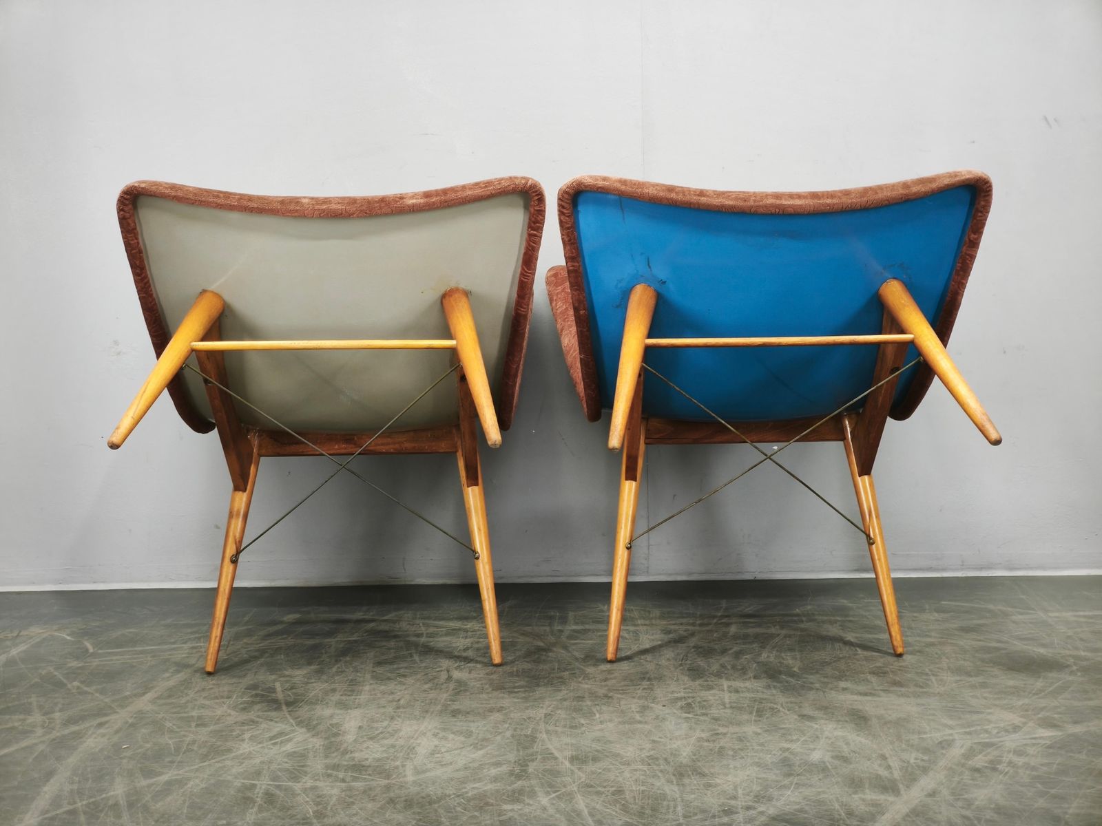Paar Miroslav Navrátil schelpvormige fauteuils, Tsjecho-Slowakije, jaren 1960. photo for sale