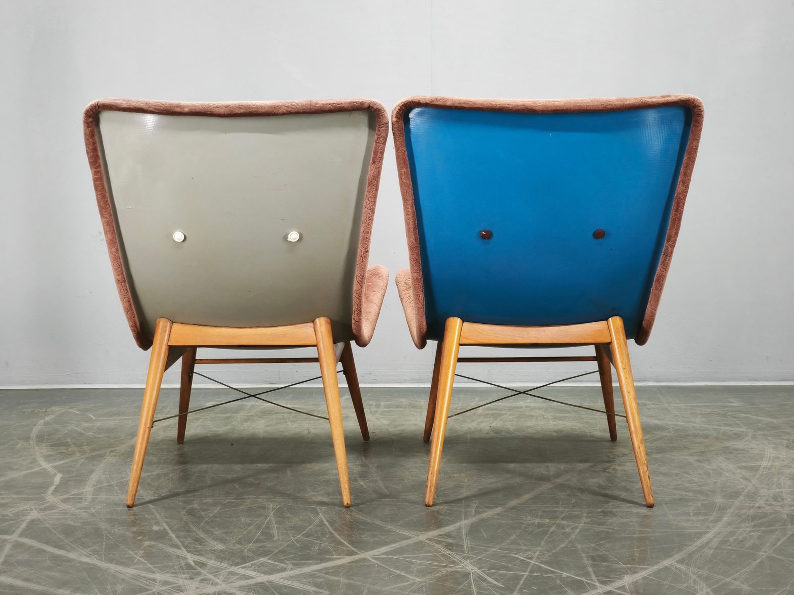 2420.0 Paar Miroslav Navrátil schelpvormige fauteuils, Tsjecho-Slowakije, jaren 1960. photo