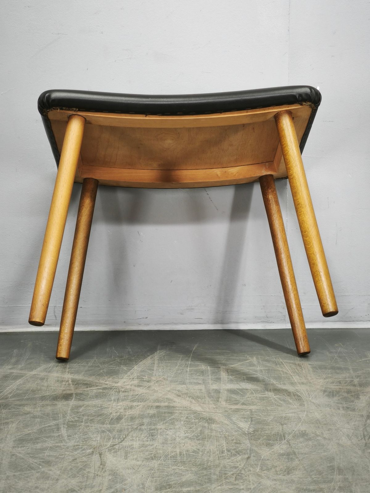 Deens Modern beukenhouten voetenbank met zwarte vinyl bekleding, ca. jaren 1960. photo for sale