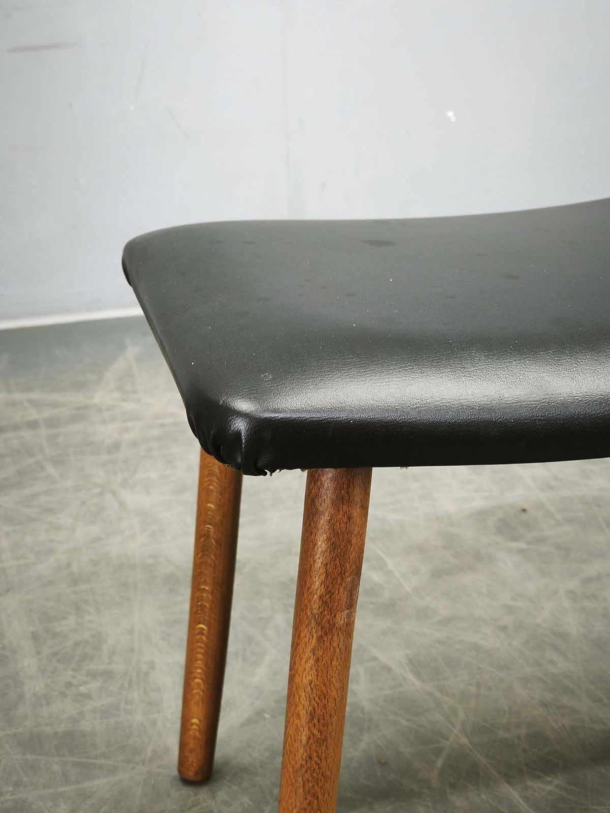 Deens Modern beukenhouten voetenbank met zwarte vinyl bekleding, ca. jaren 1960. photo buy
