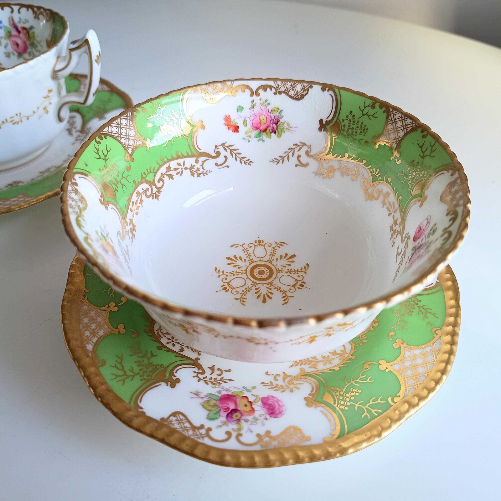 Antiek Victoriaans Engels Batwing Coalport gedeeltelijk theeservies voor 2: handgeschilderd appelgroen, jaren 1890. photo furniture