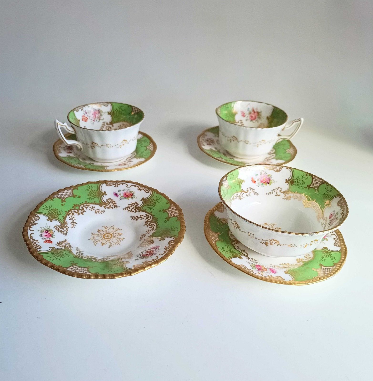 Antiek Victoriaans Engels Batwing Coalport gedeeltelijk theeservies voor 2: handgeschilderd appelgroen, jaren 1890. photo vinterior