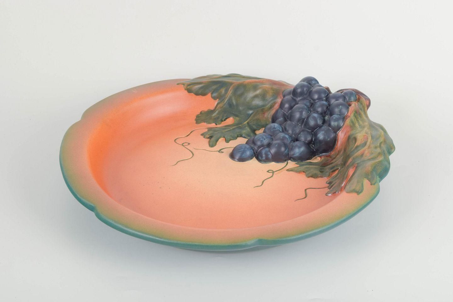 Ipsens Enke, Danemark. Plat en céramique à motif de raisins, vers 1920/30. photo furniture