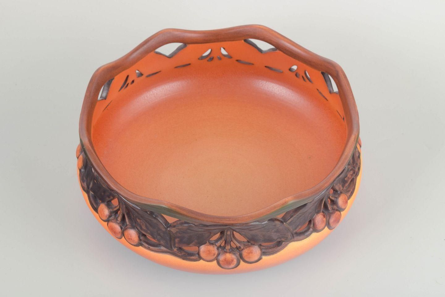 Ipsens Enke. Keramische schaal met opengewerkte rand en reliëf van fruit. jaren 1920/30 photo furniture