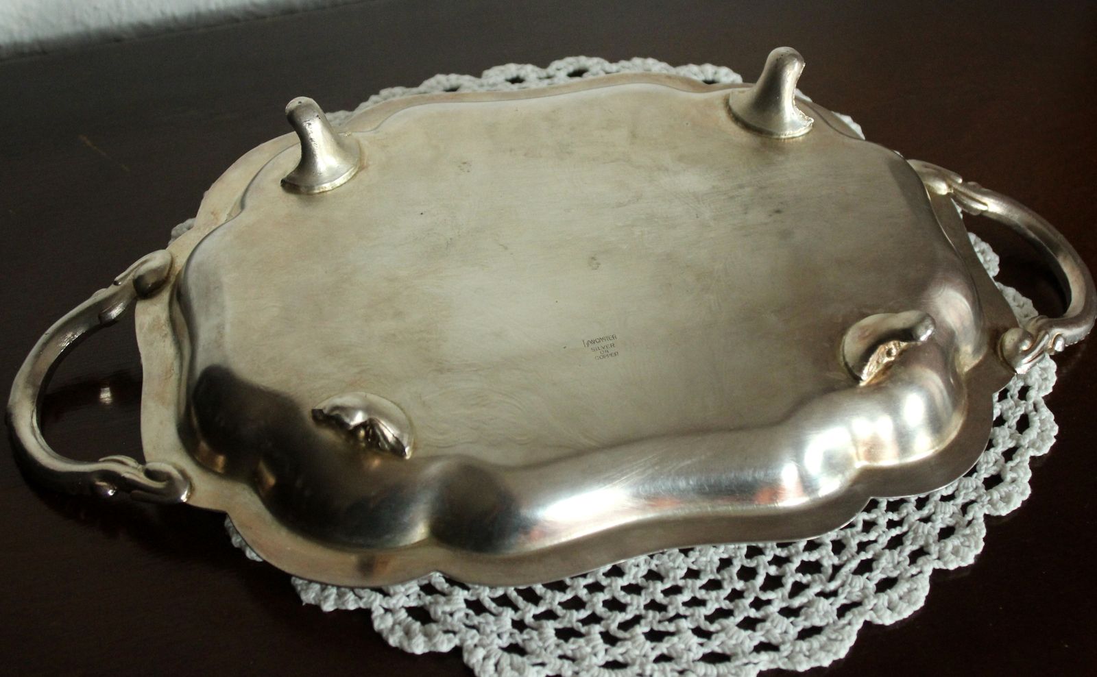 Versierd serveerschaal op voet – Lancaster zilver op koper photo 109.0