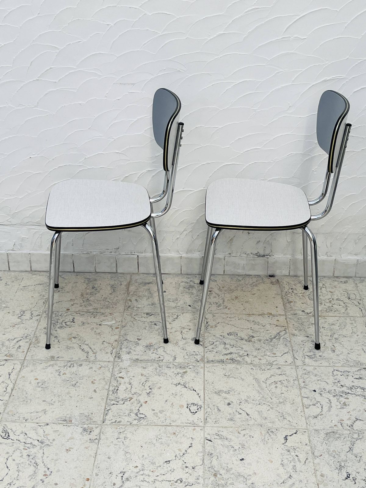 photo furniture Set van twee vintage stoelen in grijs en chroom Formica