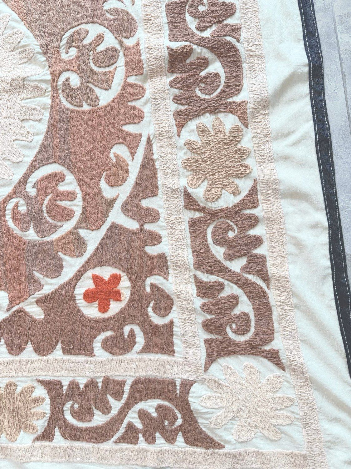 Neutrale Beige Suzani Wanddecoratie 133 x 140 cm photo for sale