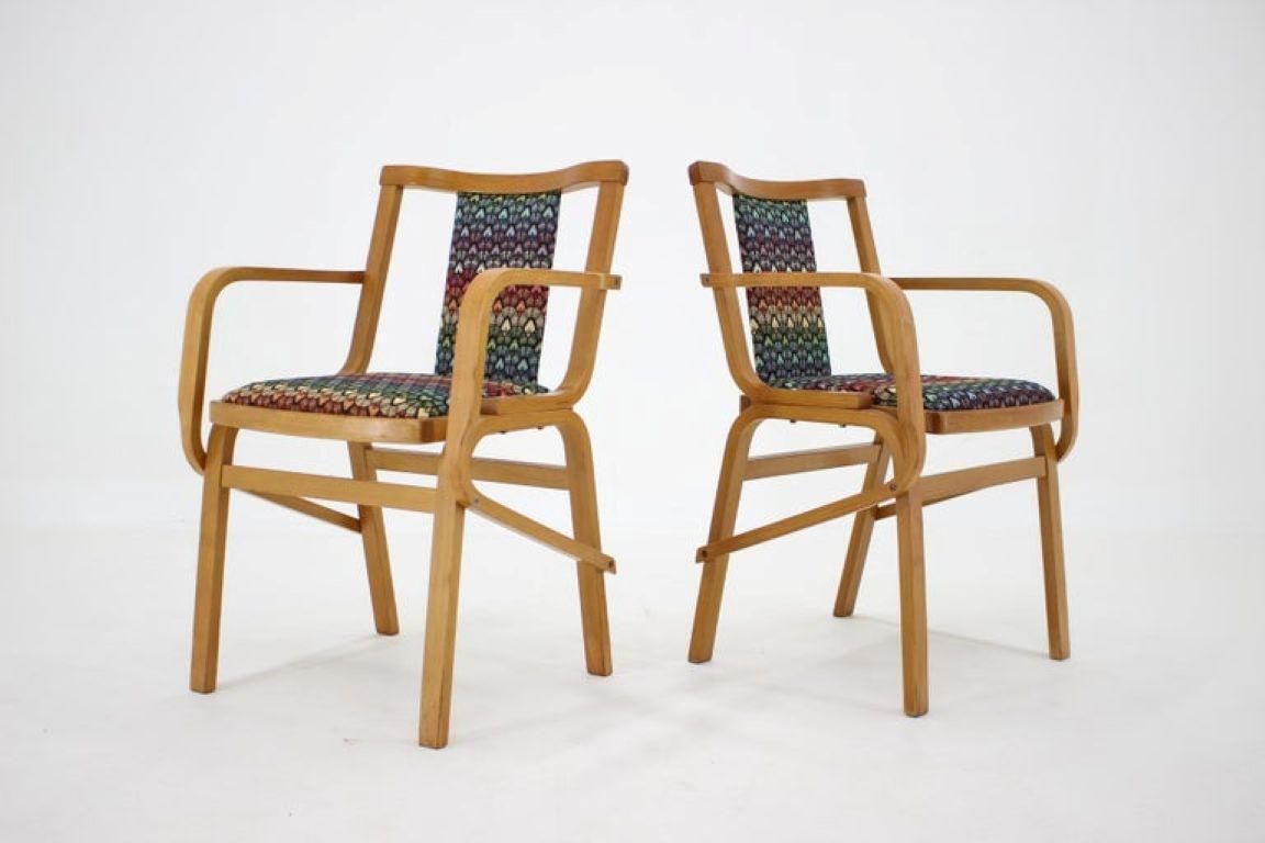 Set van twee zeldzame Tsjechoslowaakse gebogen houten fauteuils uit de jaren 1970 van TON, met kleurrijk patroon photo vintage