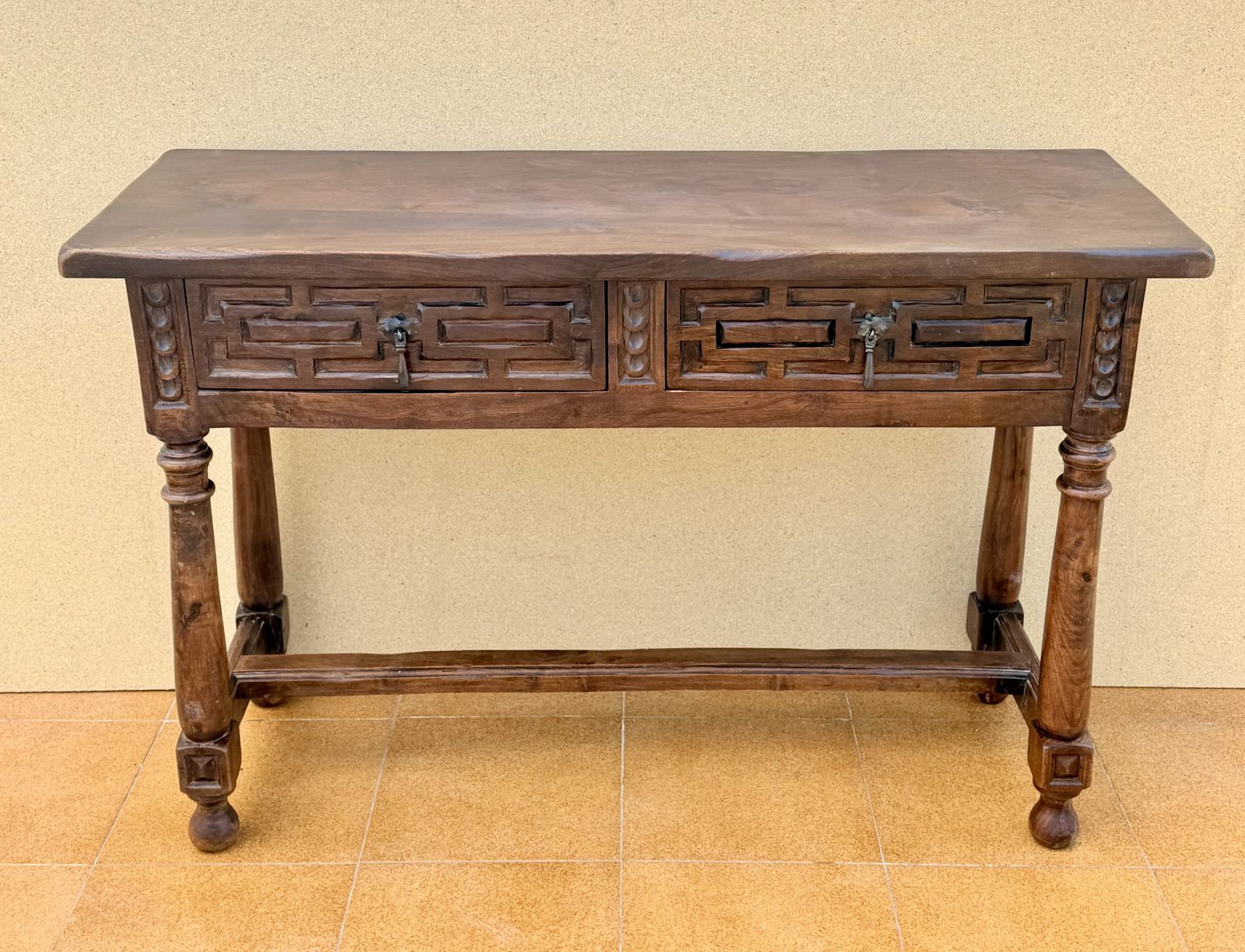 Spaanse walnoten consoletafel met geometrisch gesneden lades, jaren 1920 photo for sale