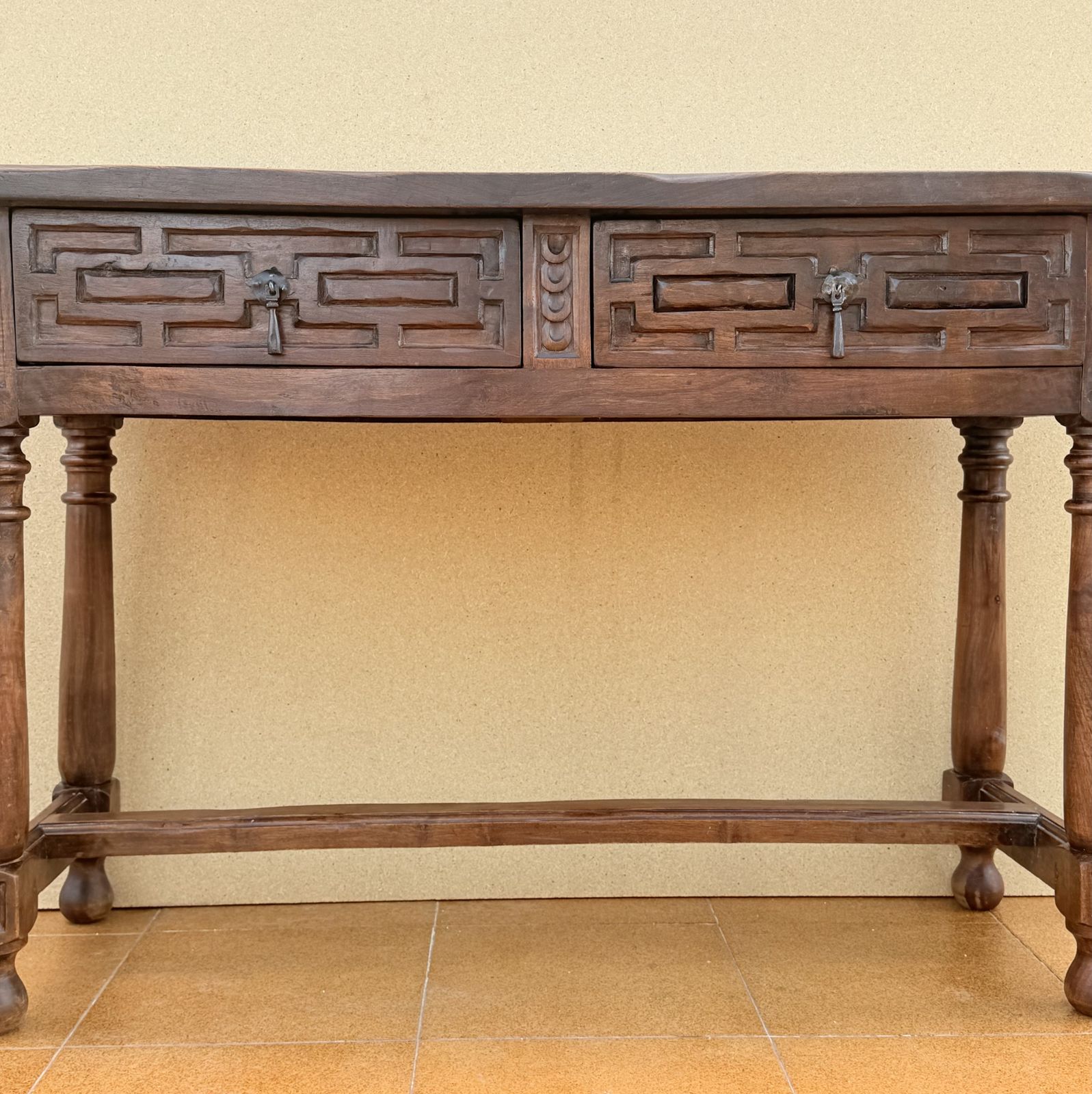Spaanse walnoten consoletafel met geometrisch gesneden lades, jaren 1920 photo 2780.0
