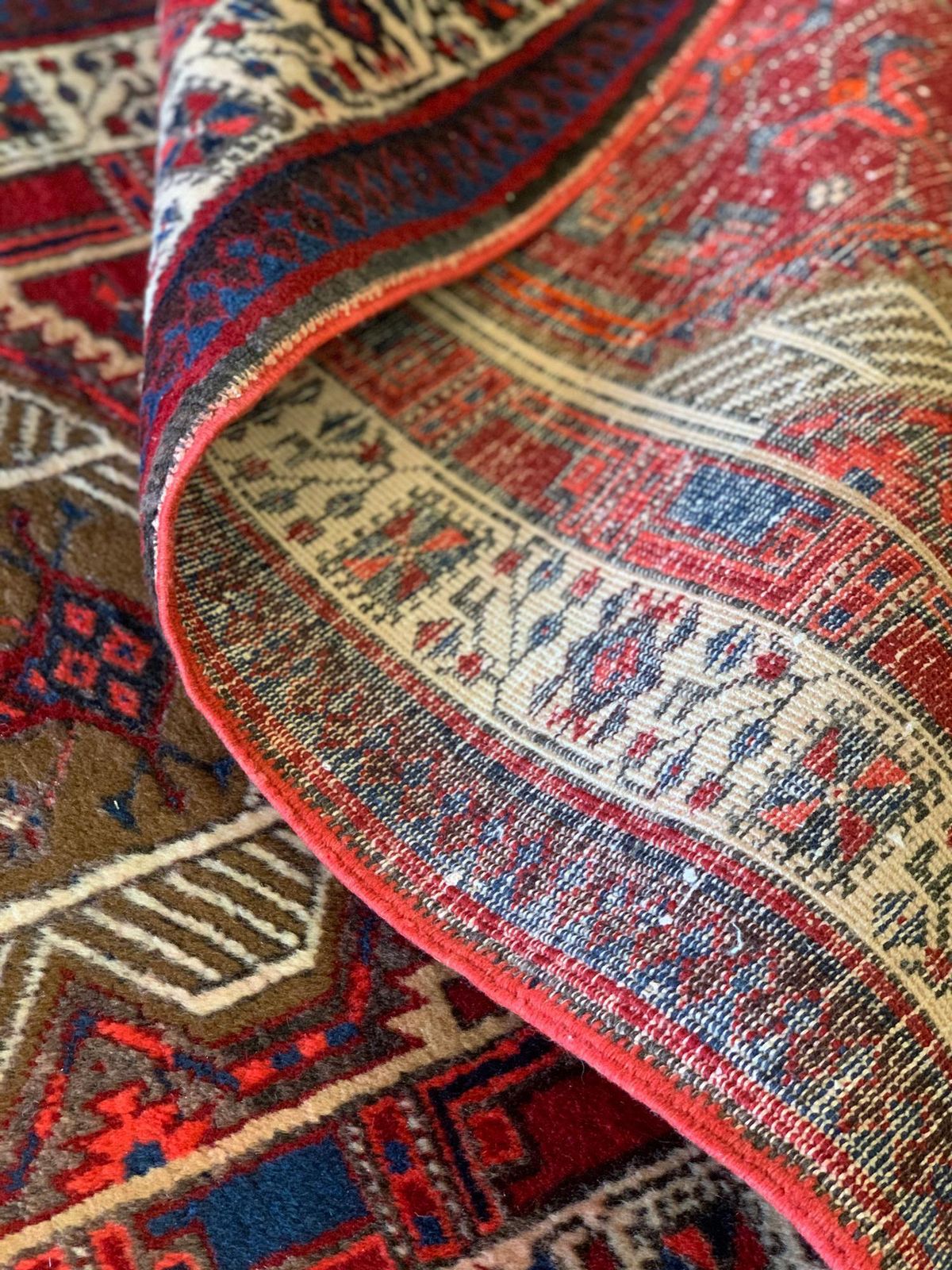 photo furniture Handgemaakt loperkleed, geometrisch oosters motief, rood wollen tapijt