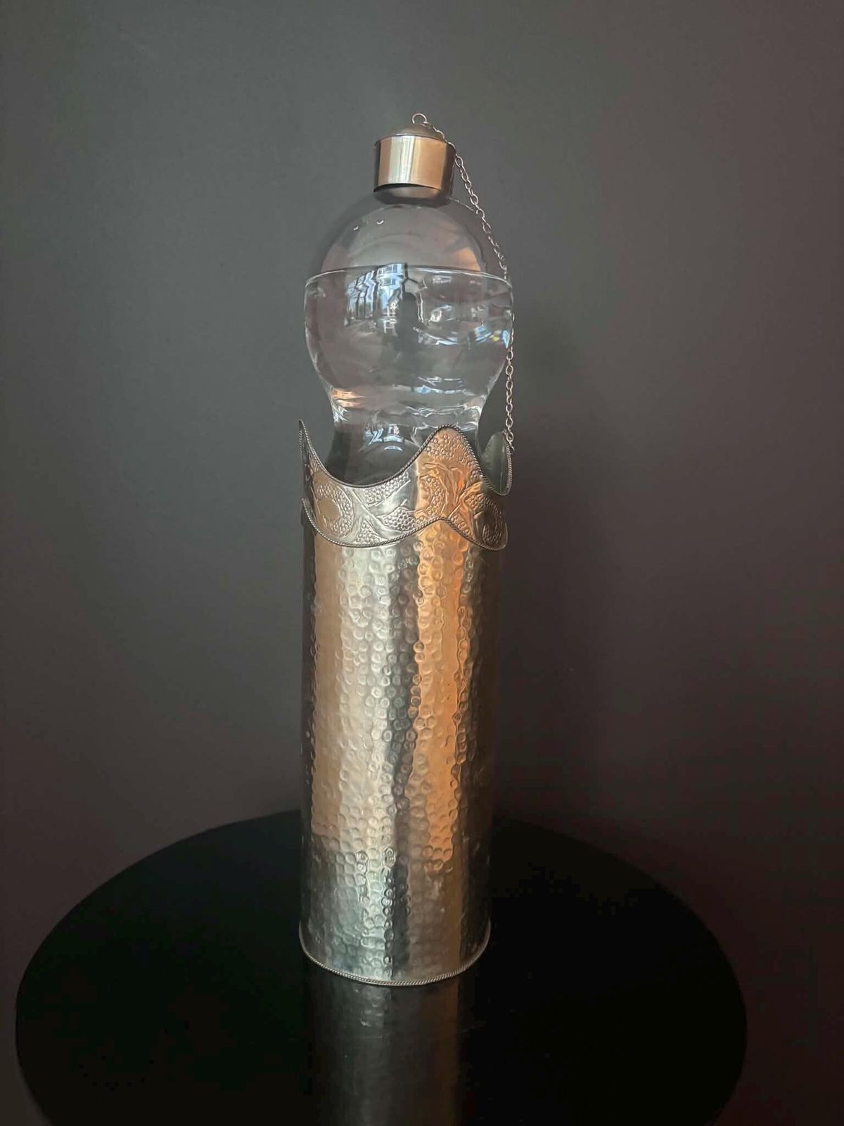 photo furniture Metalen flessenhoes met stop – handgemaakt, Marokkaans