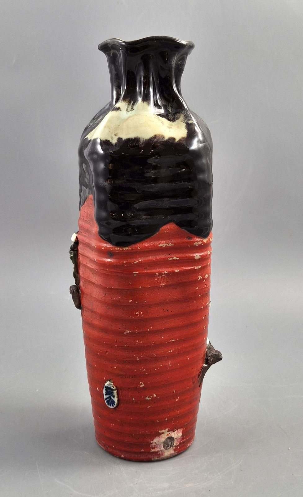 Hoge Japanse Sumida Gawa-vaas van Inoue Ryōsai, wijzen op een klif, Meiji-Taishō ca. 1900 photo Woonaccessoires