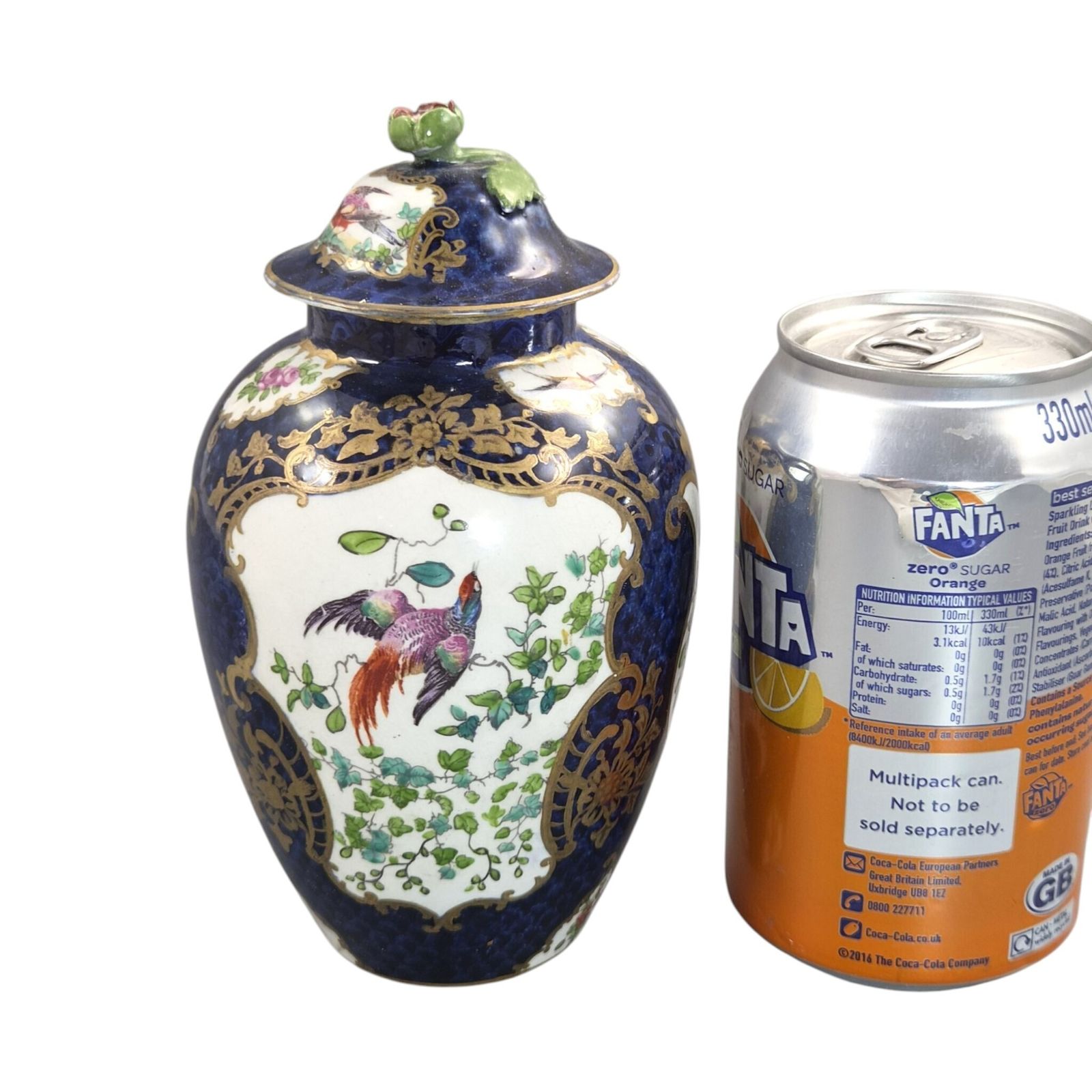 Woonaccessoires Booths Scale Blue gedekte vaas met exotische vogels, ca. 1900 photo