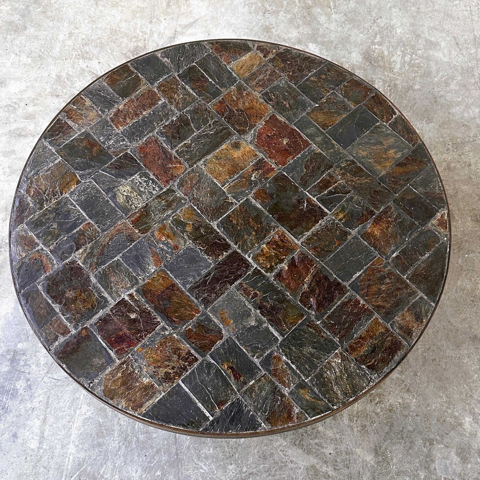 Ronde salontafel met leisteen mozaïek en sculptuurachtig metalen onderstel, jaren 1970 photo furniture