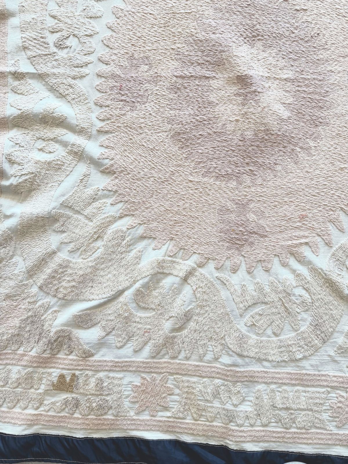 Suzani brodé, décoration murale, nappe ouzbèke beige neutre, 133 x 144 cm photo for sale