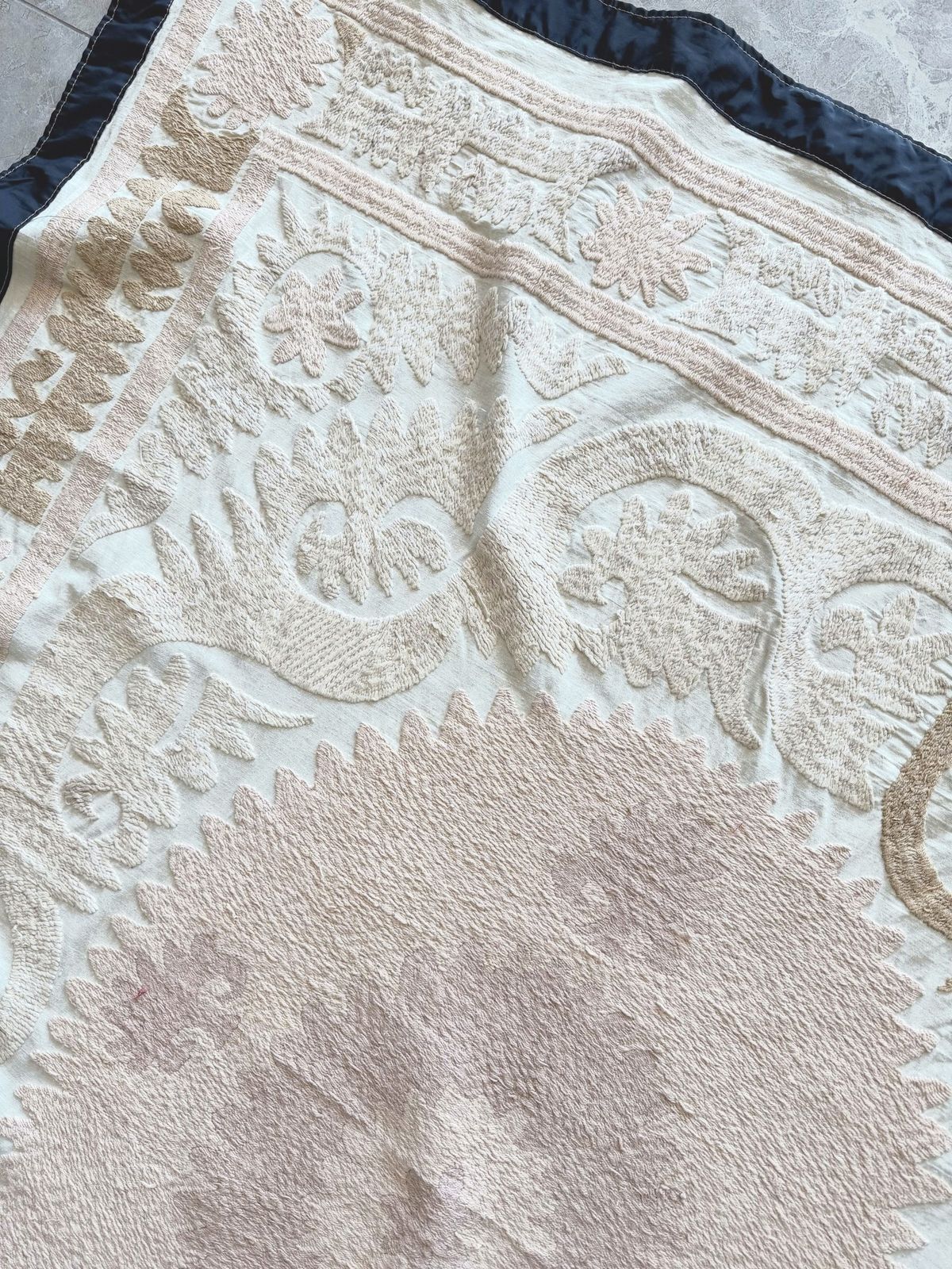 Suzani brodé, décoration murale, nappe ouzbèke beige neutre, 133 x 144 cm photo vinterior