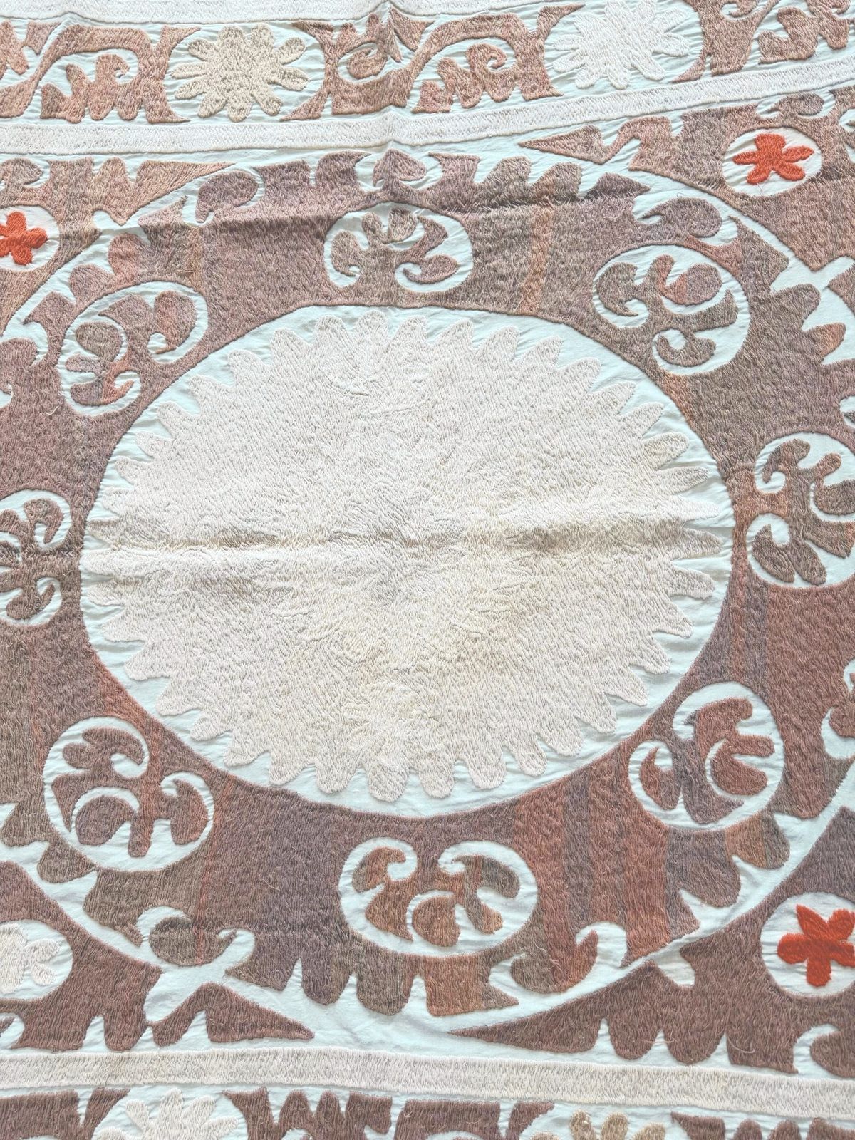 Neutrale Beige Suzani Wanddecoratie 133 x 140 cm photo buy