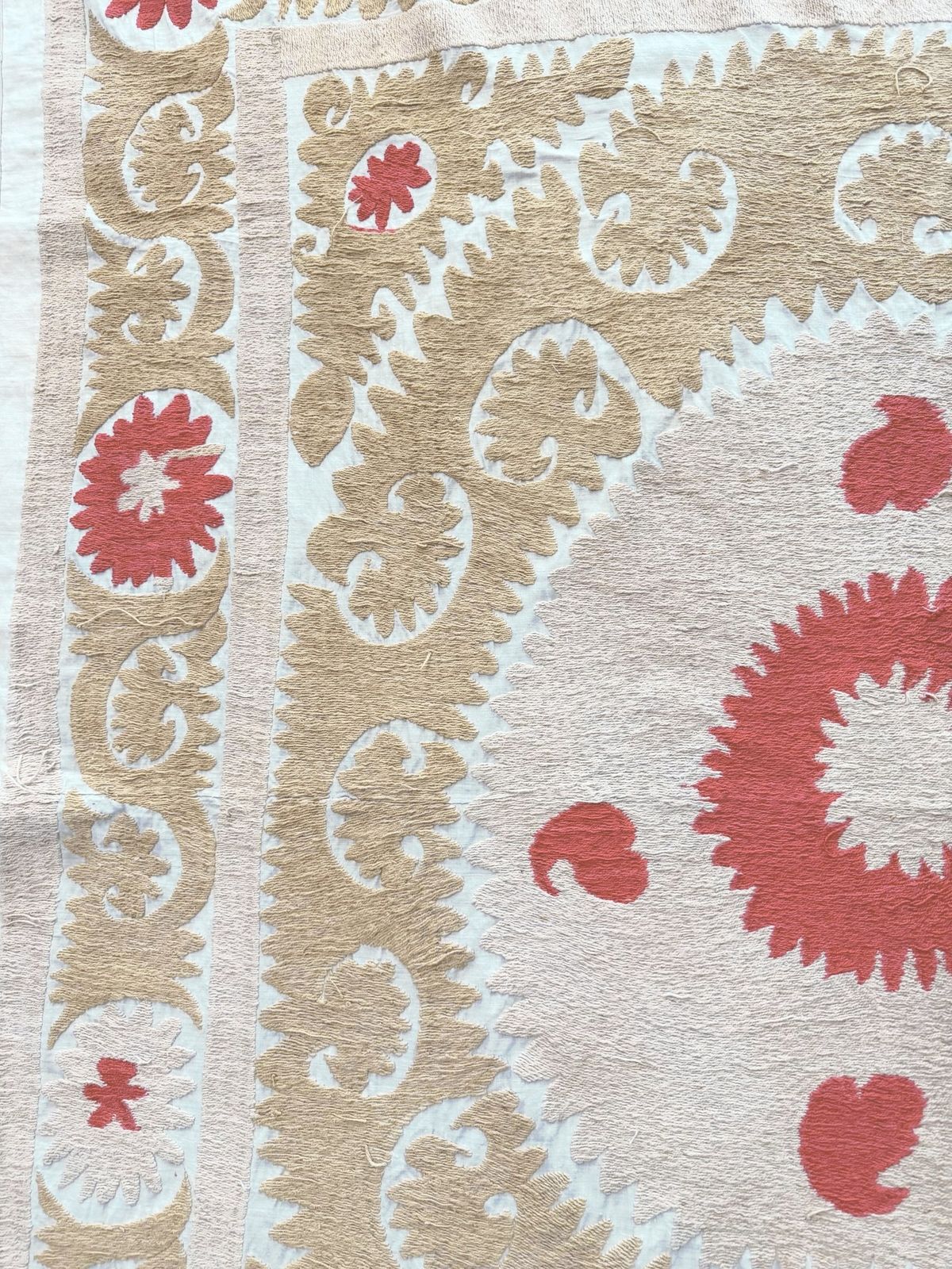 Vintage geborduurd neutraalbeige suzani uit Azië 130 x 153 cm photo buy