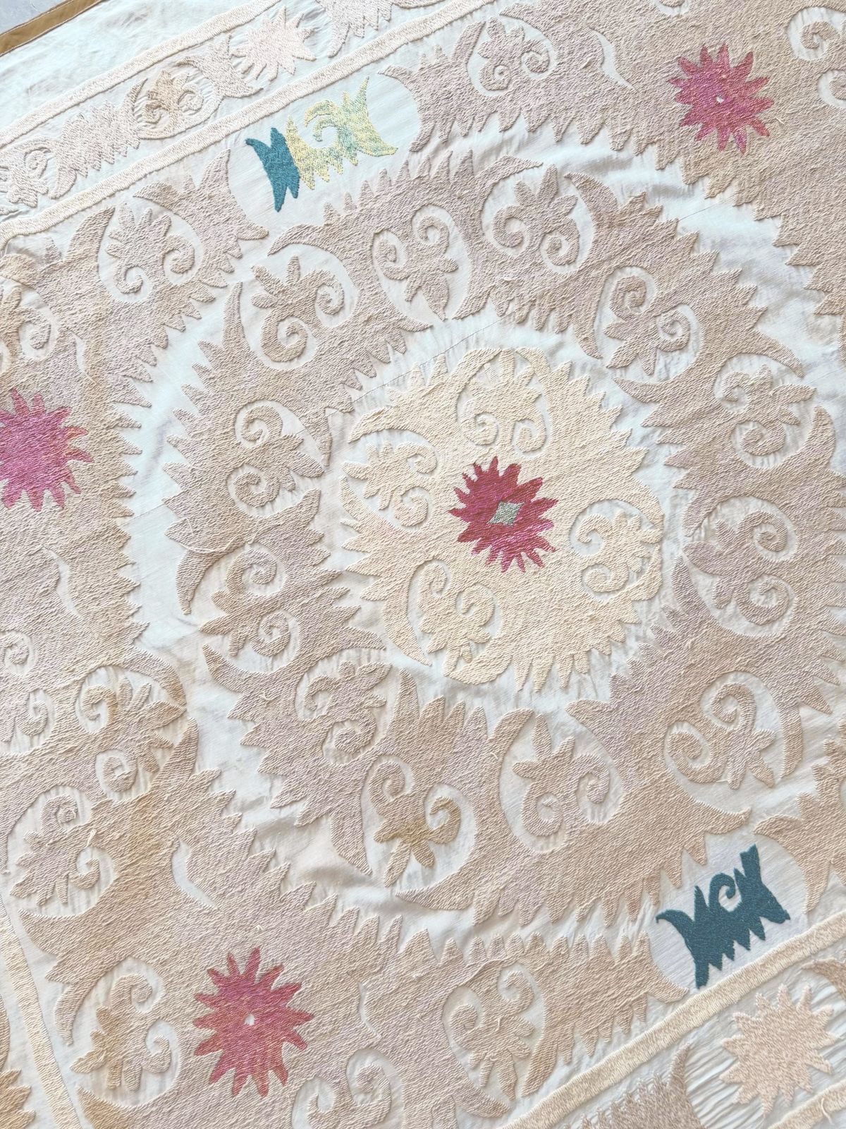 photo vintage Suzani mural vintage, broderie années 1960, 128 x 153 cm