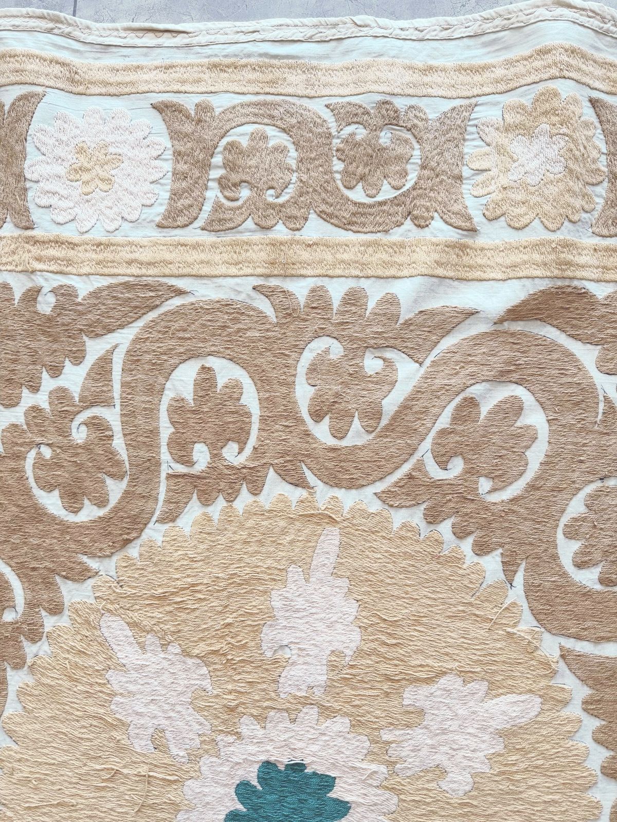photo furniture Suzani geborduurd wandkleed, neutraal beige, Aziatisch borduurwerk, 127 x 135 cm