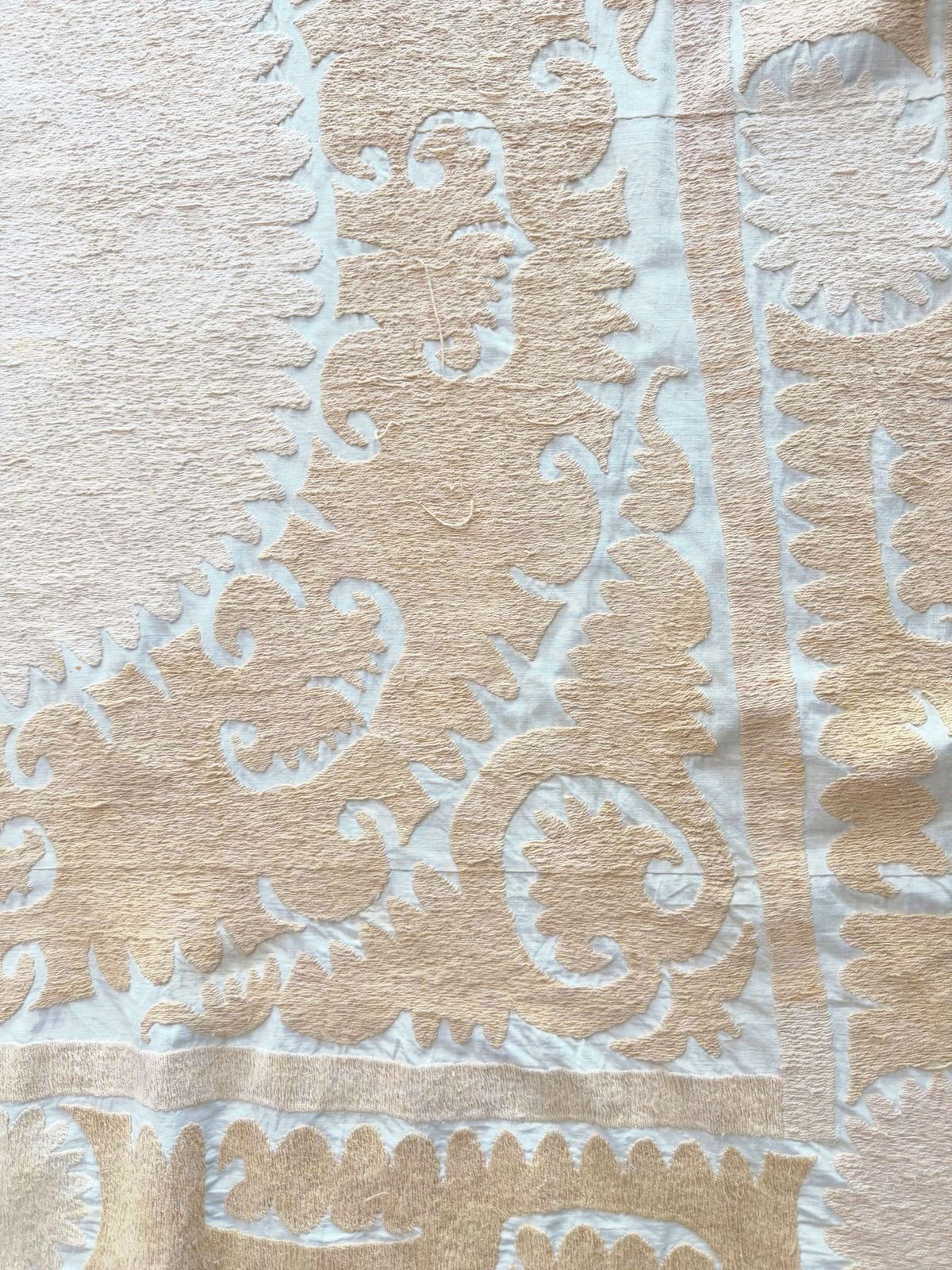 photo vintage Neutrale Beige Centraal-Aziatische Suzani Tribale Textiel 127 x 134 cm
