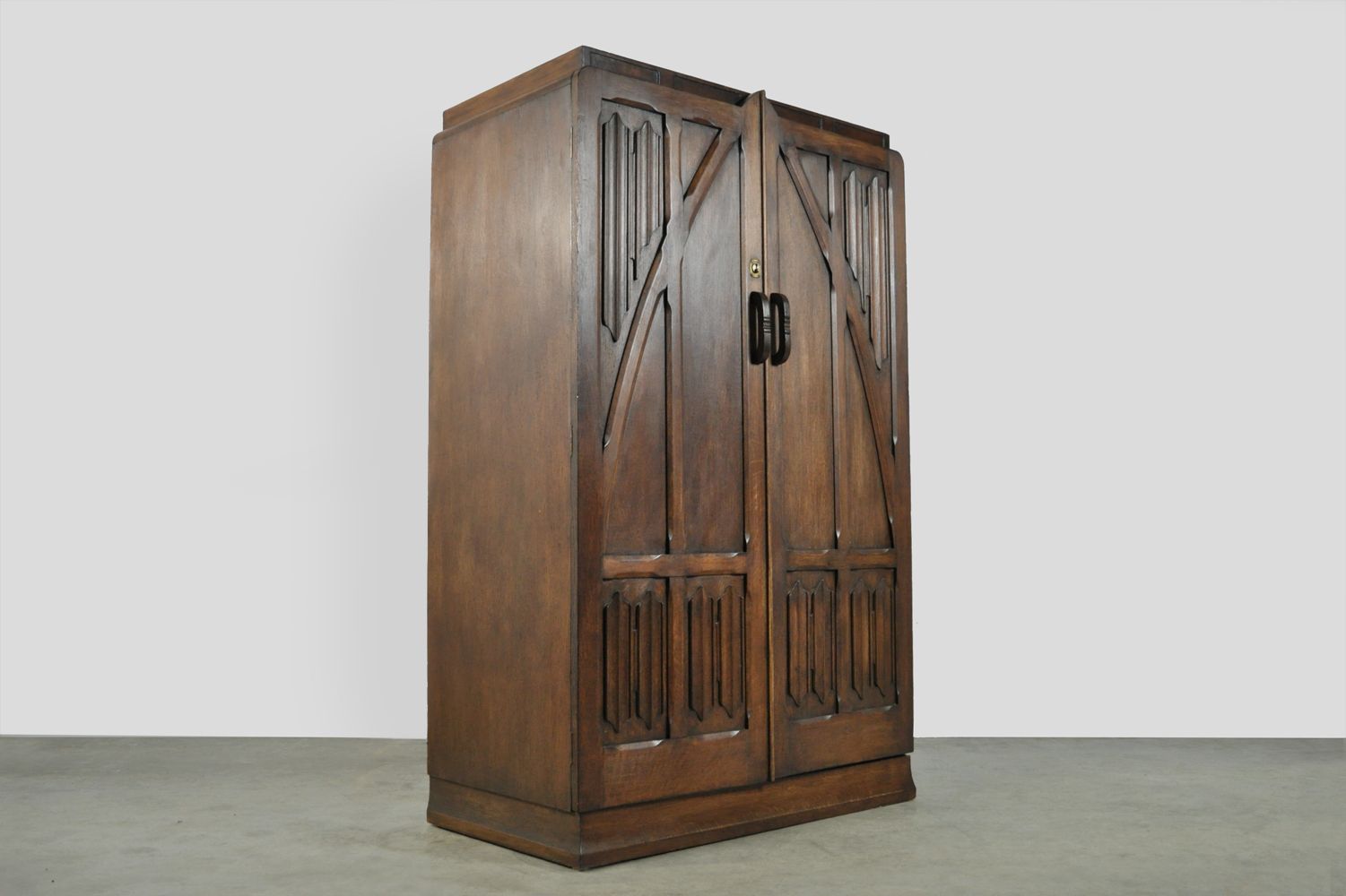 Unieke houten kledingkast uit de jaren 1930, Art Nouveau-stijl. photo furniture