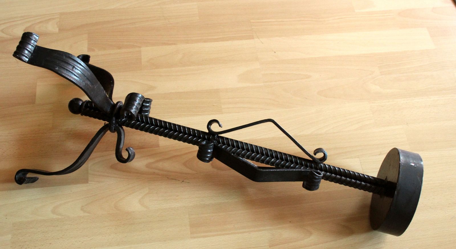 Smeedijzeren kandelaar, zwaar en handgemaakt voor grotere kaarsen – hoogte ca. 68 cm photo vinterior
