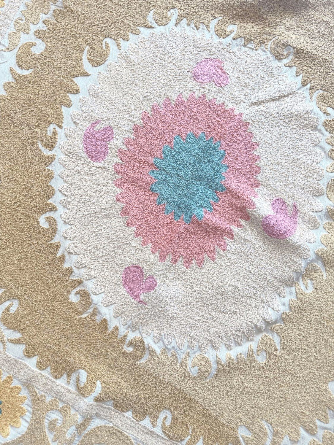 Suzani Tribal Textiel, Neutraal Beige Oezbeeks Tafelkleed, 120 x 138 cm photo Textiel
