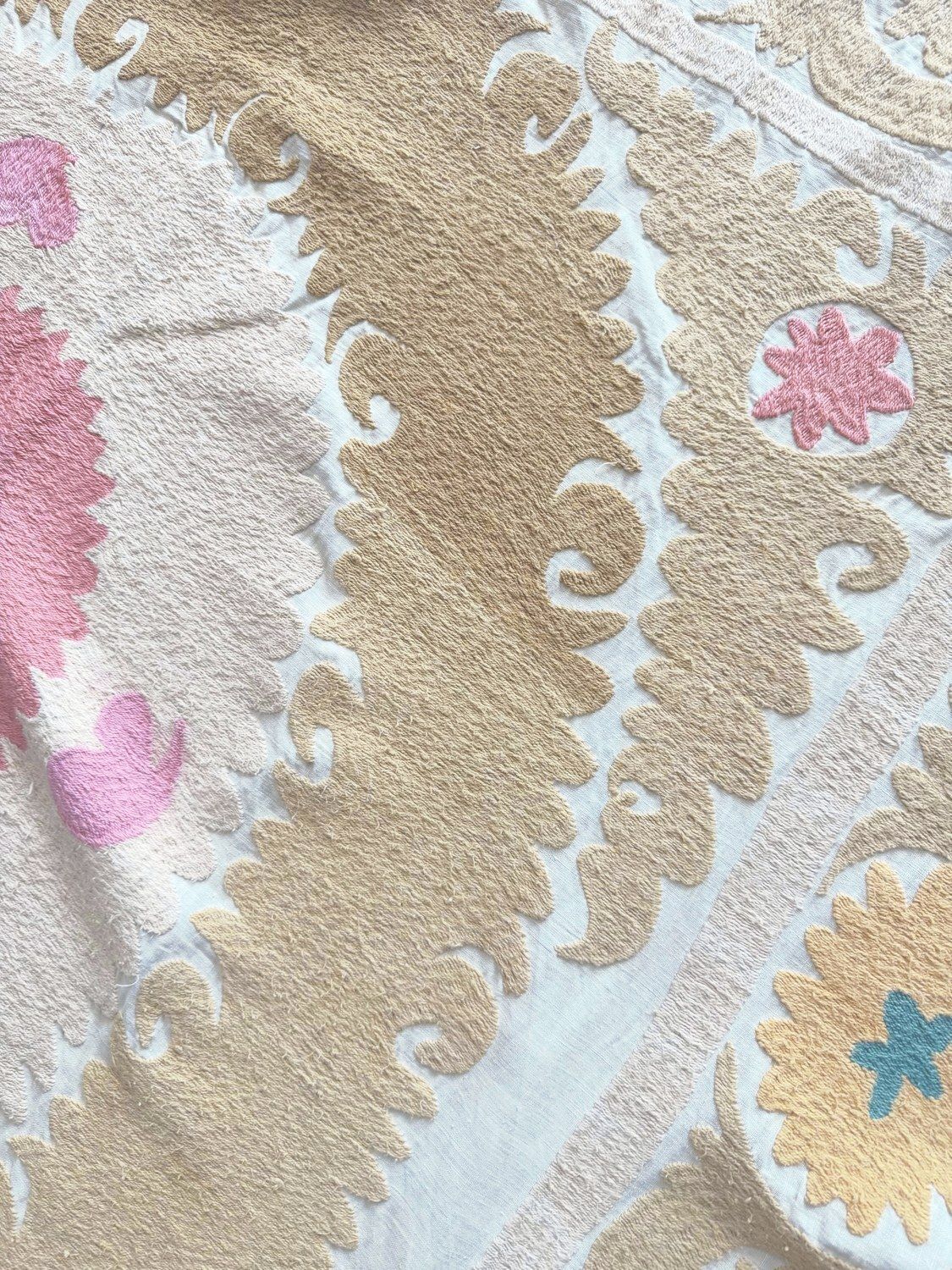 Textile tribal Suzani, nappe ouzbèke ton neutre beige, 120 x 138 cm photo 233.0