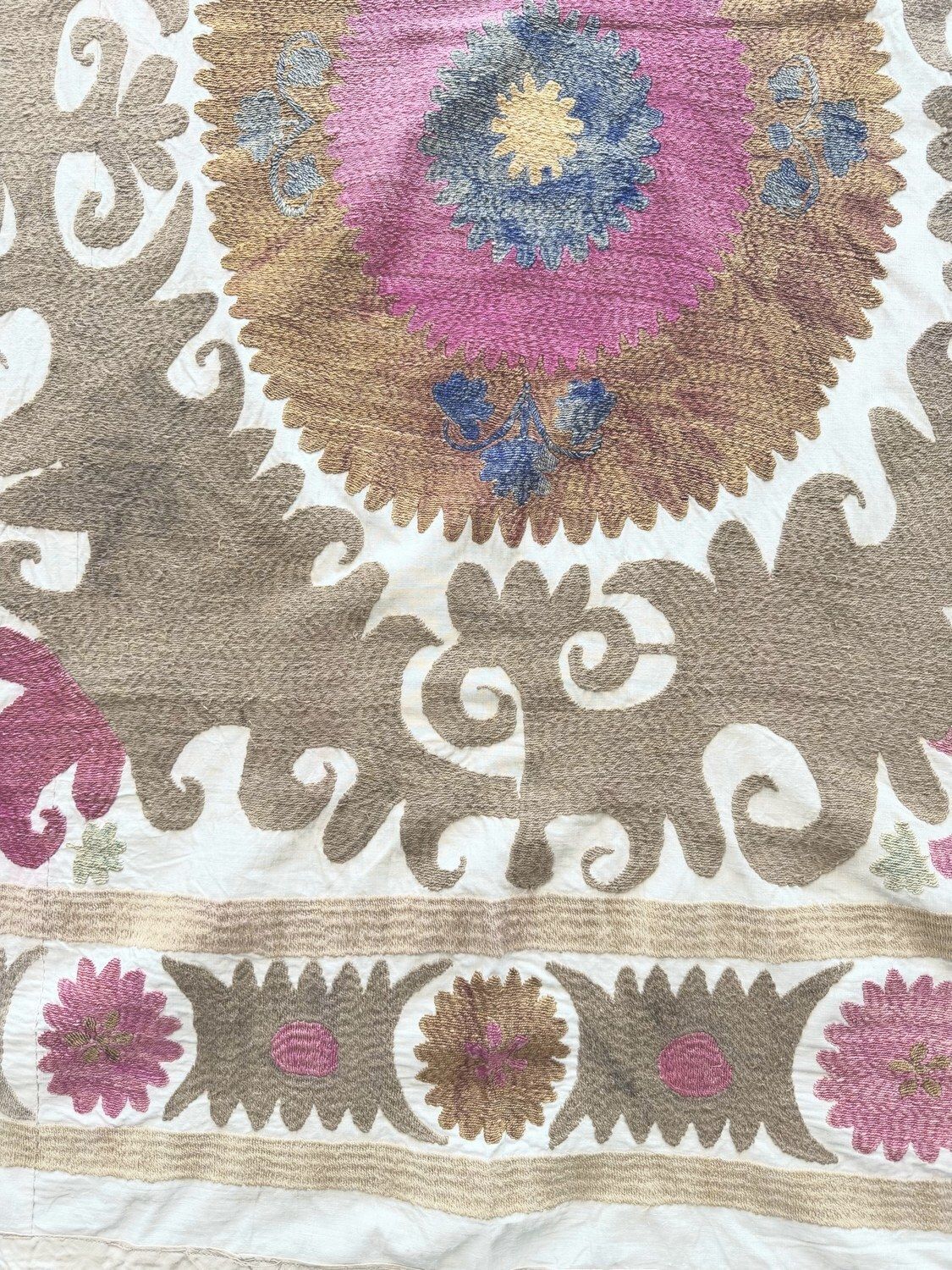 Suzani Tapestry Rode Tashkent Borduurwerk 121 x 133 cm photo for sale