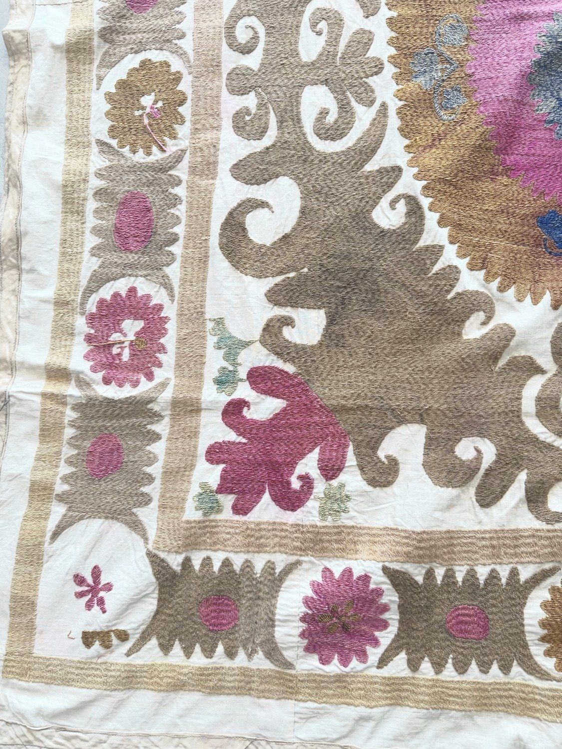 Suzani Tapestry Rode Tashkent Borduurwerk 121 x 133 cm photo Textiel
