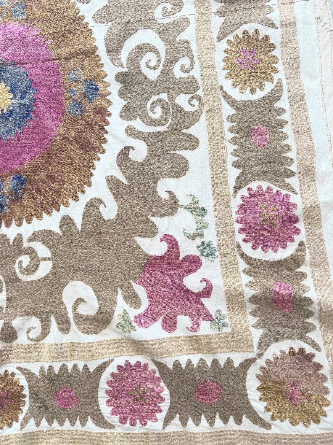 Suzani Tapestry Rode Tashkent Borduurwerk 121 x 133 cm photo 229.0