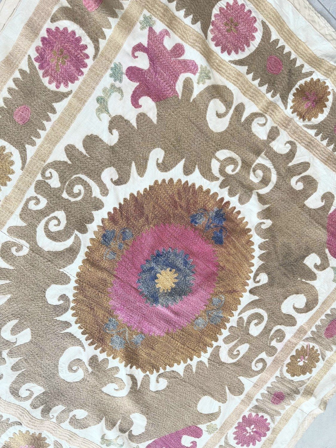 Suzani Tapestry Rode Tashkent Borduurwerk 121 x 133 cm photo buy