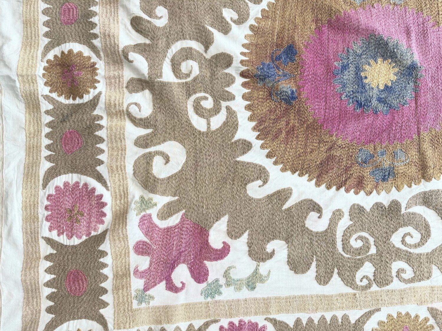 photo for sale Suzani Tapestry Rode Tashkent Borduurwerk 121 x 133 cm