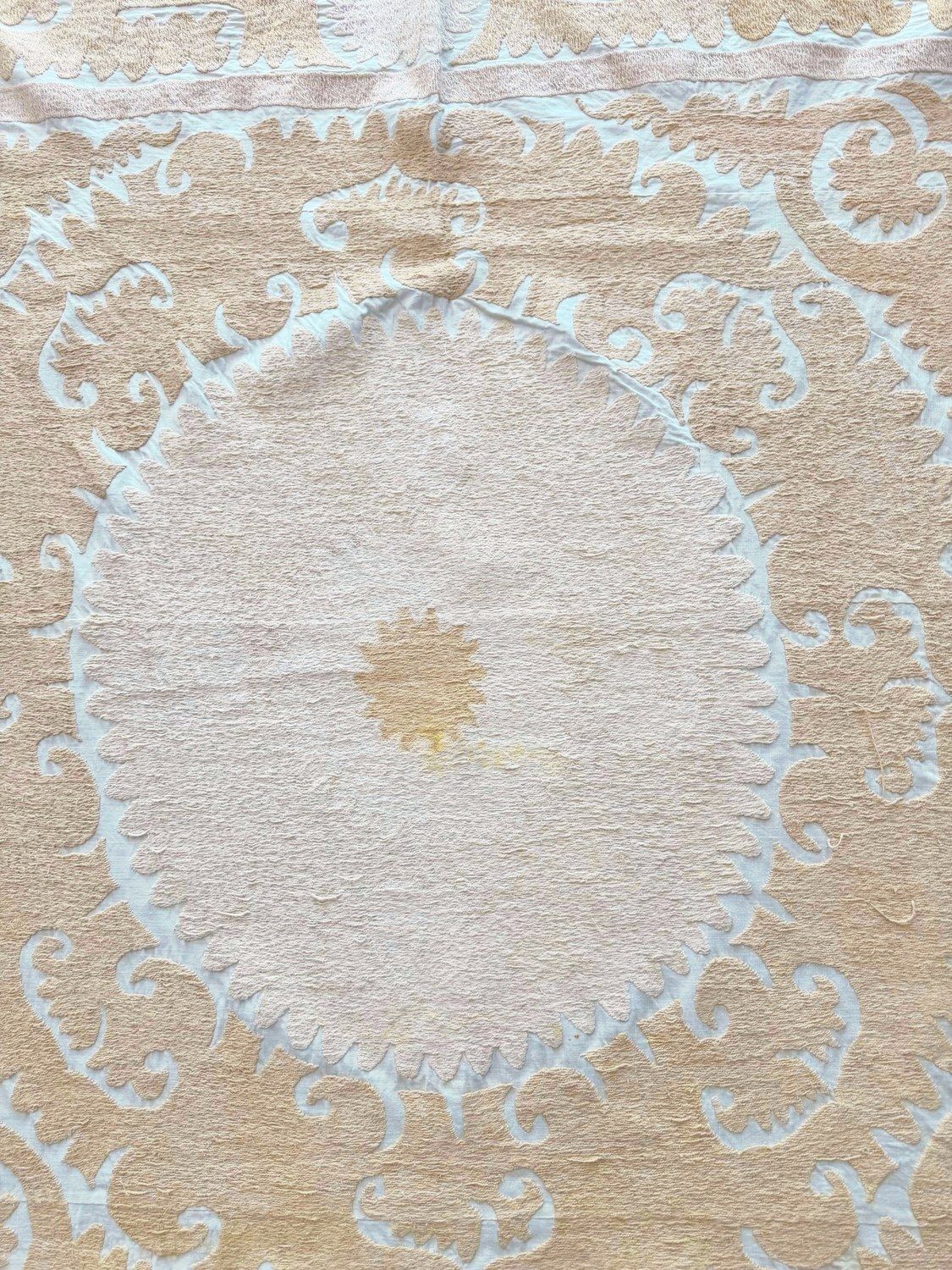 Neutrale Beige Centraal-Aziatische Suzani Tribale Textiel 127 x 134 cm photo furniture