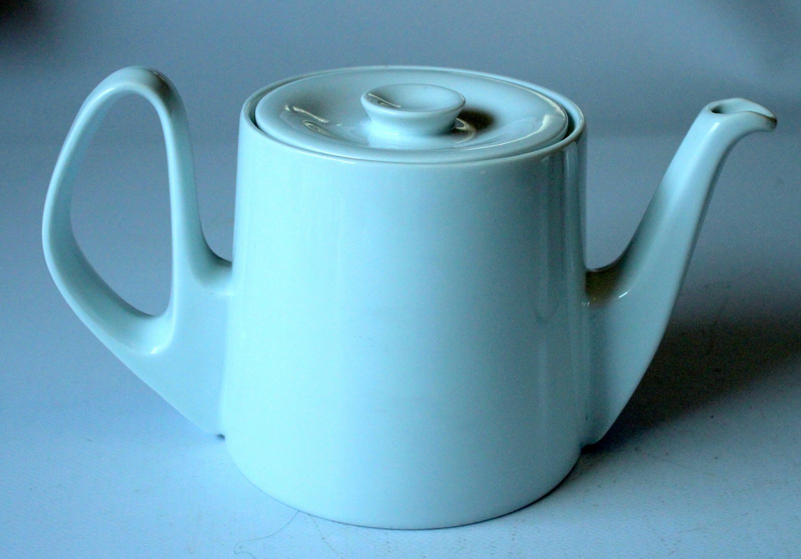 Antiek porseleinen theepot van Bauscher/Weiden, jaren 1930, met geïsoleerde metalen warmhoudkap photo vinterior