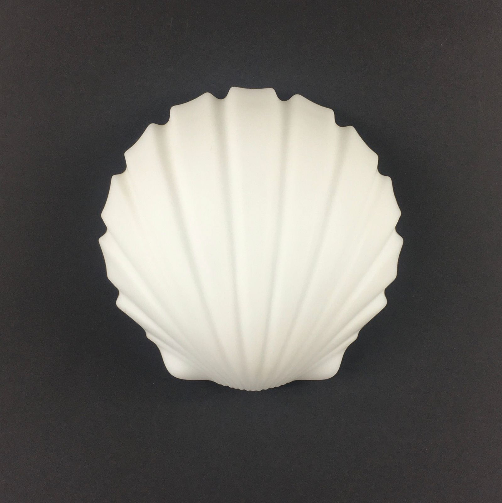 Ensemble de 4 appliques murales vintage en verre opaline en forme de coquille, Limburg, Allemagne, années 1970 photo furniture