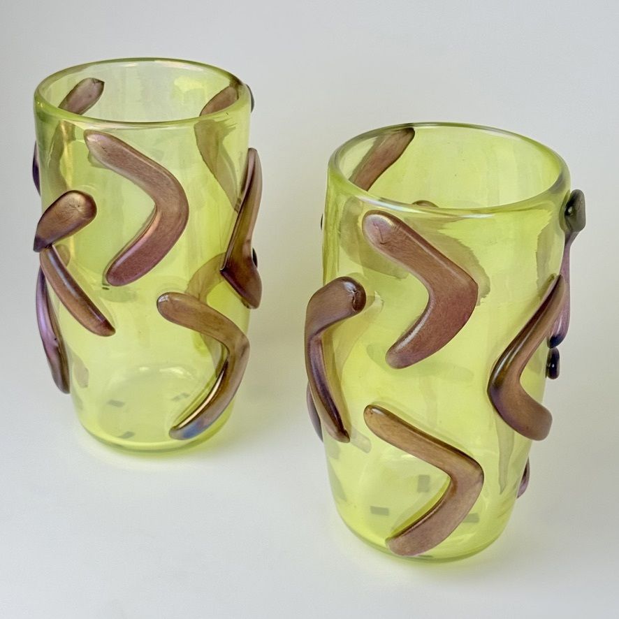 Paire de vases en verre de Murano jaune citron à applications violettes, fin du XXe siècle photo for sale