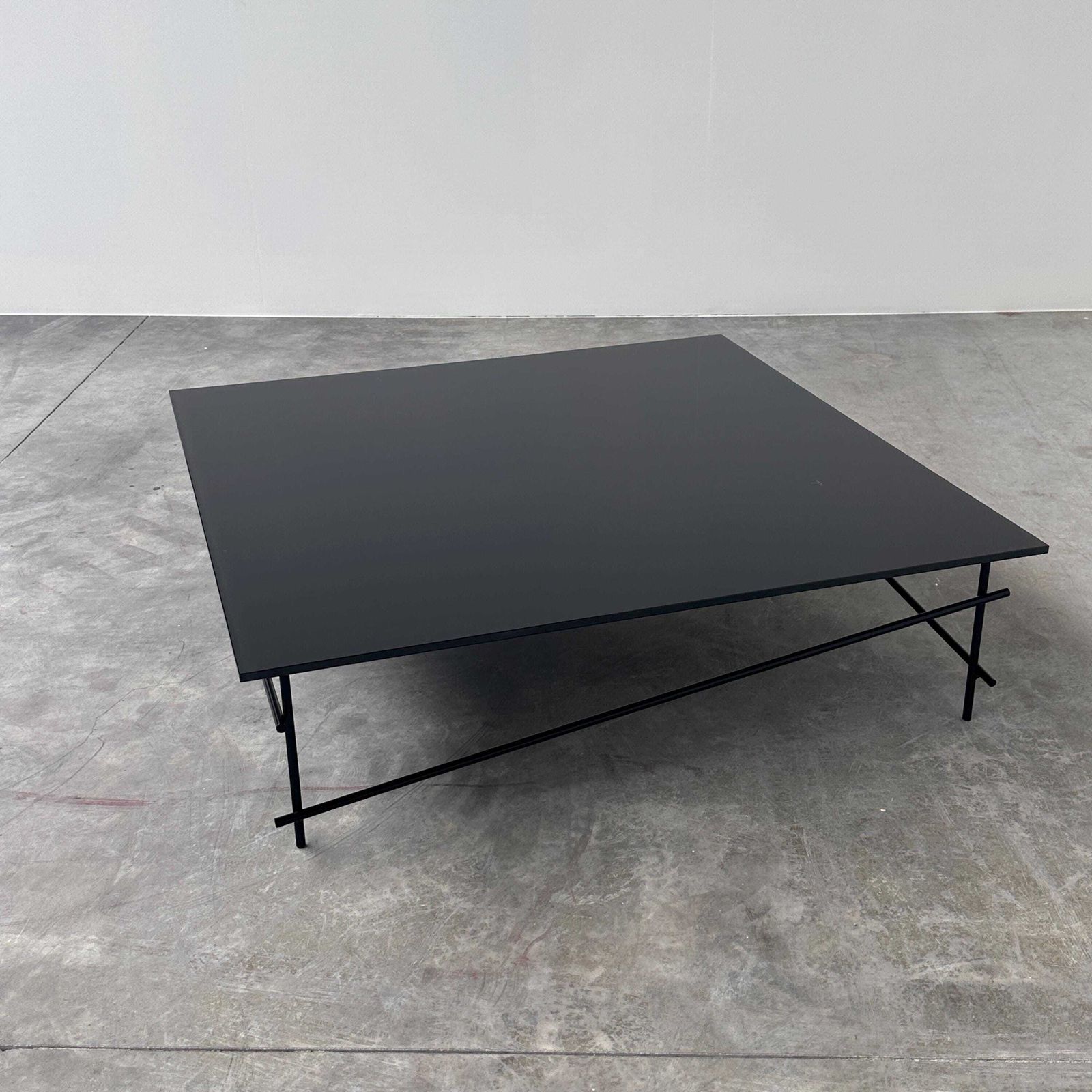 Minimalistische salontafel van zwart glas met industrieel metalen onderstel photo Meubels