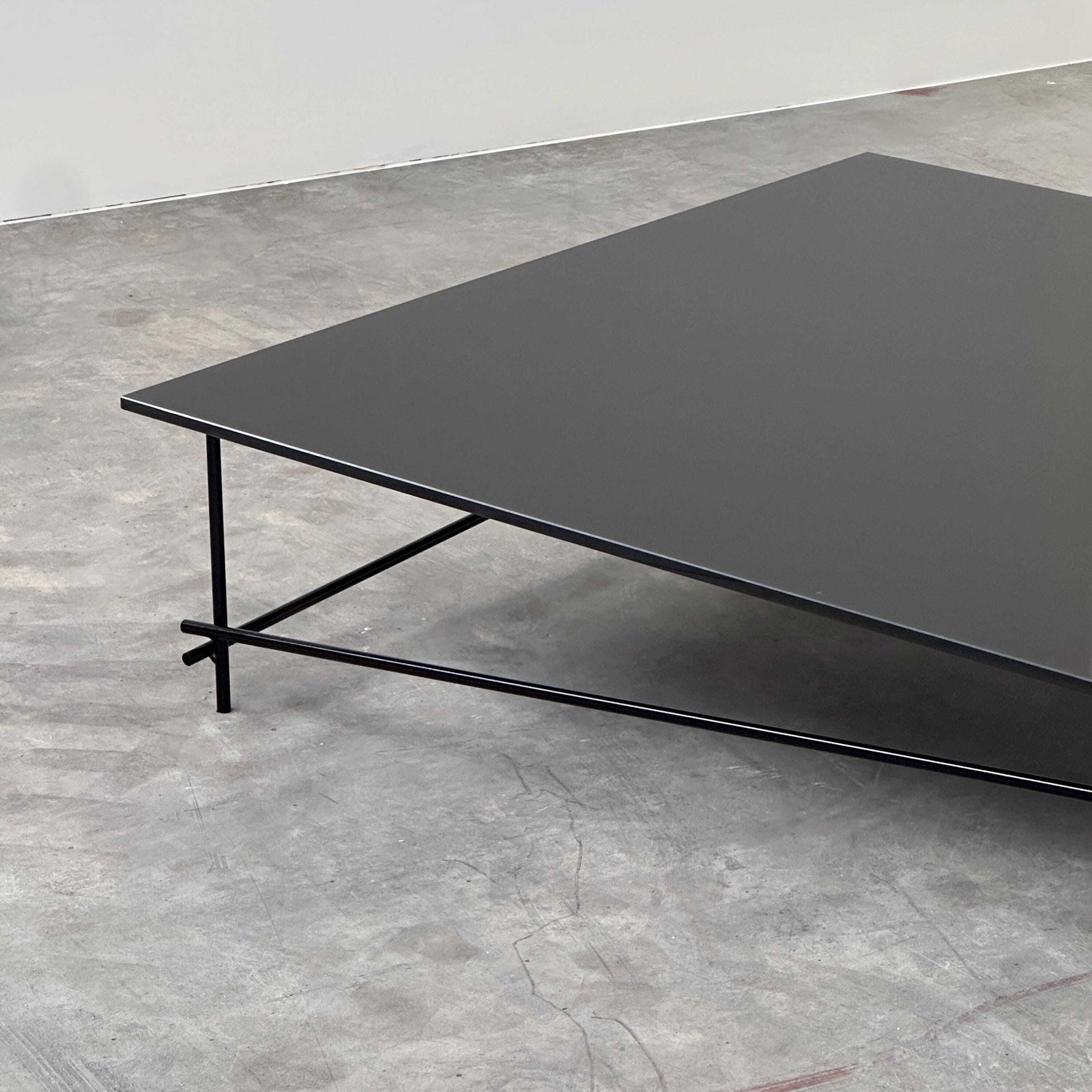 Minimalistische salontafel van zwart glas met industrieel metalen onderstel photo vintage