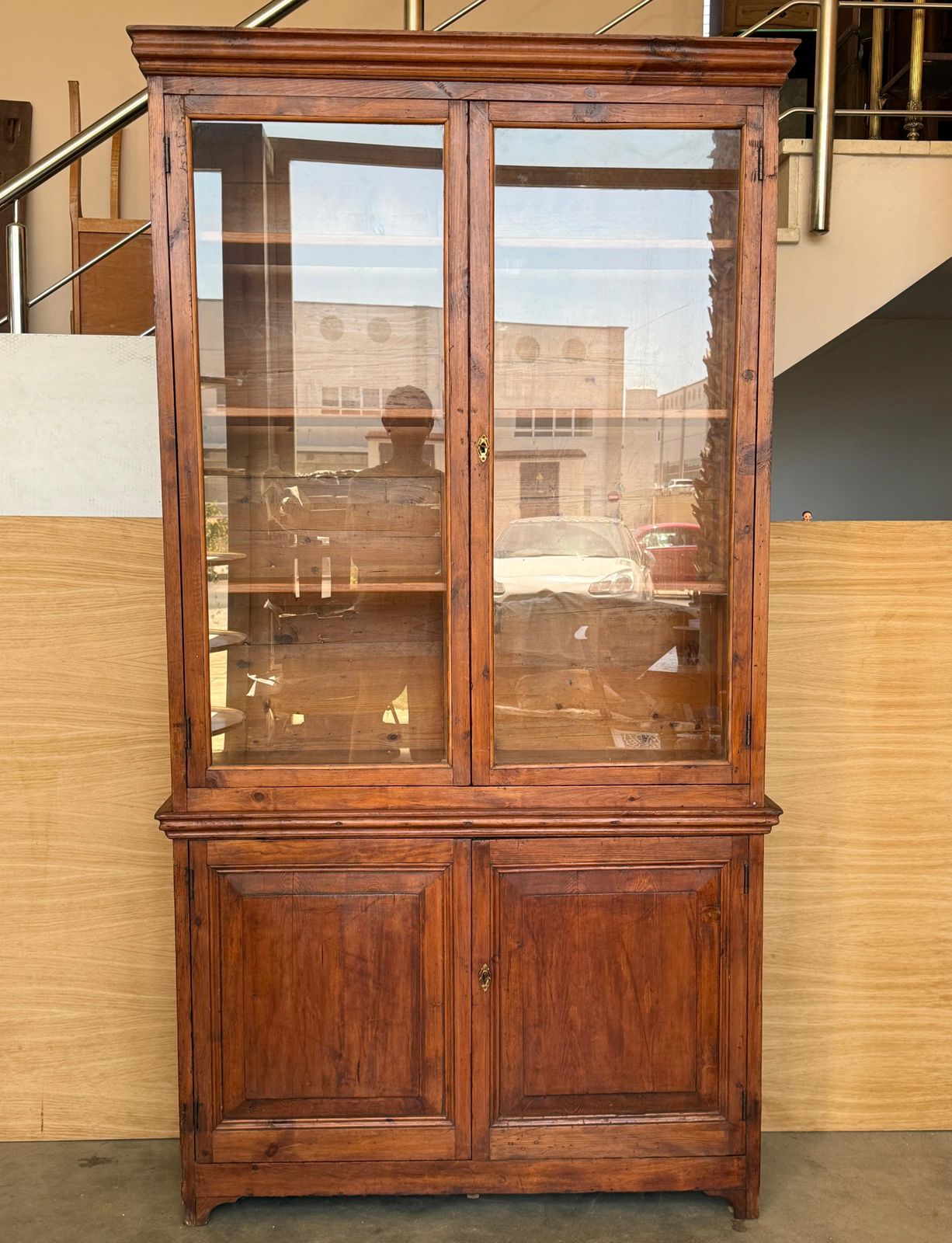 Vitrine de style provincial français avec rangement inférieur et trois étagères photo furniture