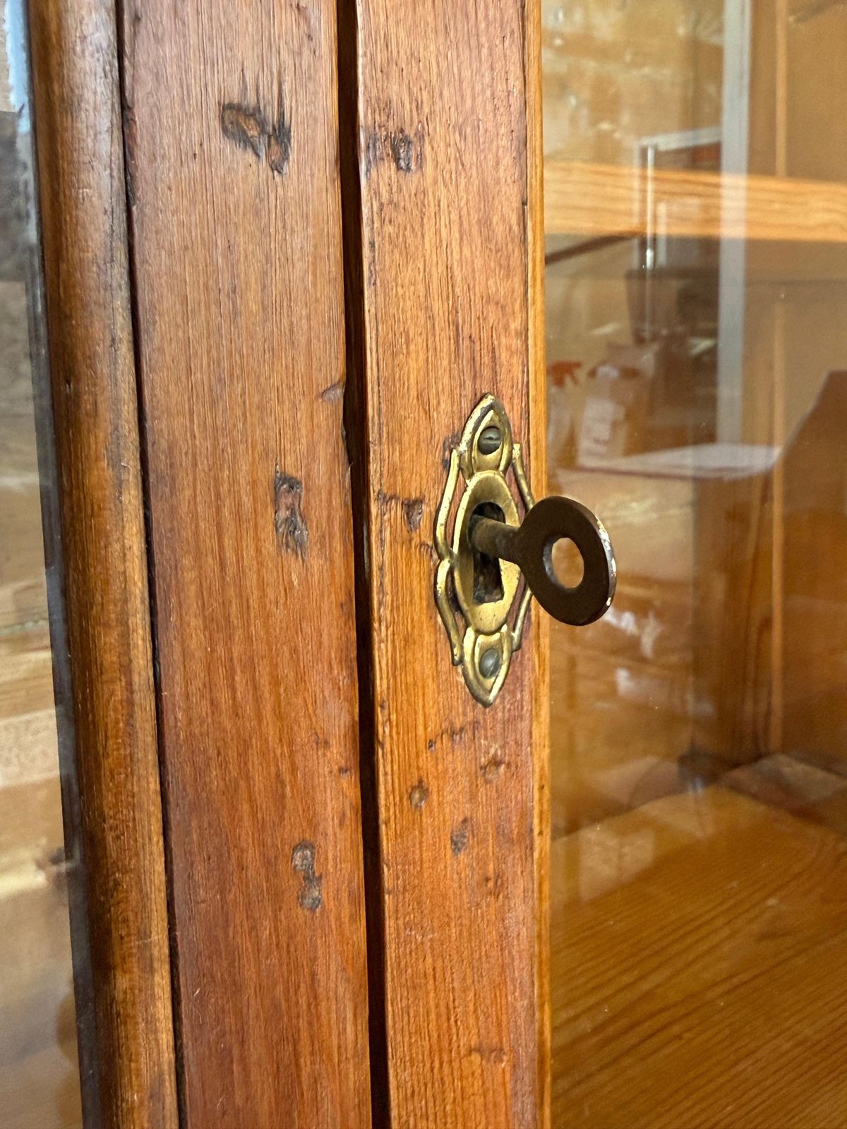 Vitrine de style provincial français avec rangement inférieur et trois étagères photo 6031.0