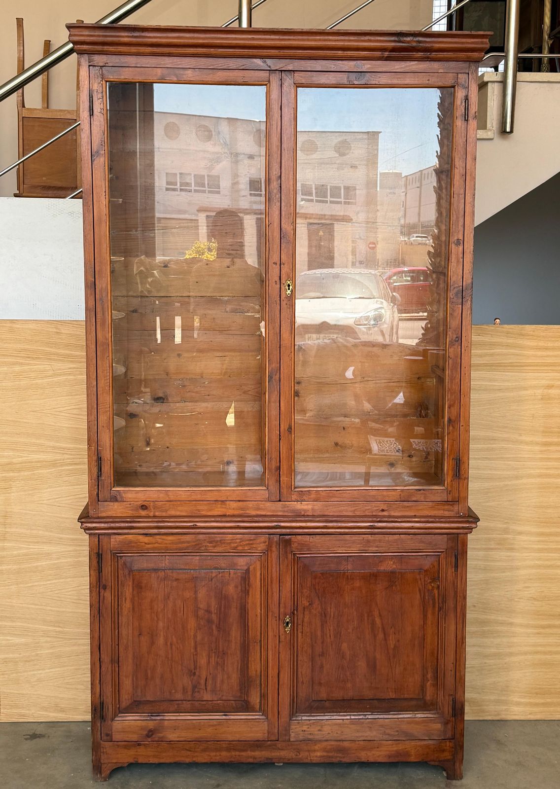 Vitrine de style provincial français avec rangement inférieur et trois étagères photo vintage